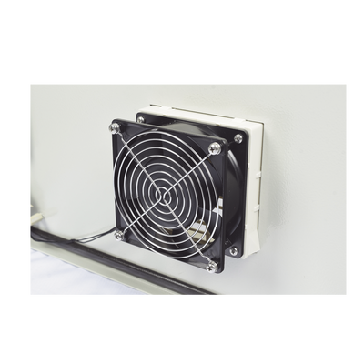 Gabinete Ventilado de Acero IP55 Uso en Exterior (600 x 800 x 300 mm) con Placa Trasera Interior Metálica y Compuerta Inferior Atornillable. Incluye Ventilador, Ventilas, filtros, Chapa y Llave.
